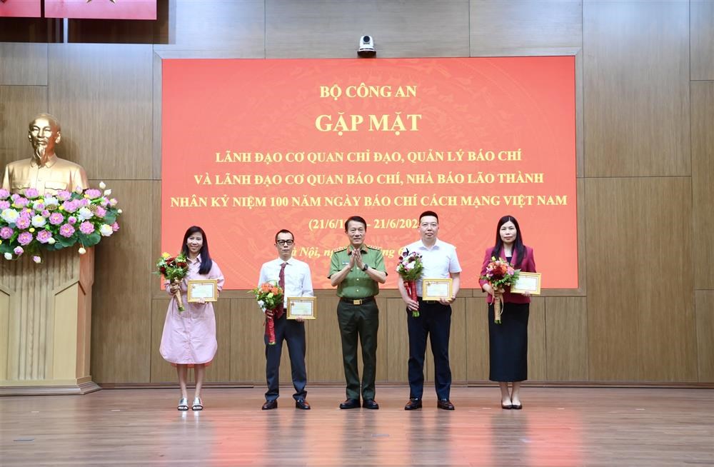 Bộ Công an gặp mặt báo chí nhân kỷ niệm 100 năm Ngày Báo chí cách mạng Việt Nam - ảnh 3