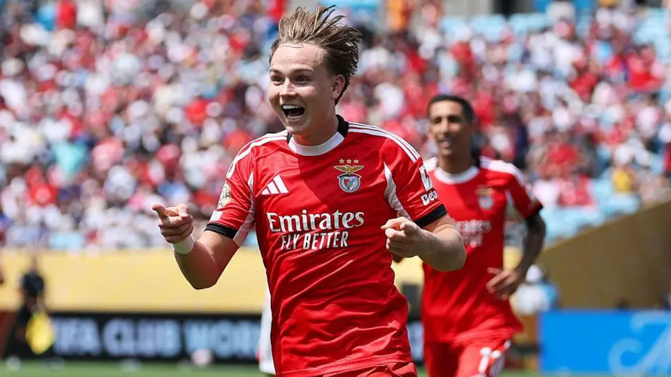 Giữa “Hỏa Diệm Sơn”, Benfica lần đầu đánh bại Bayern Munich - ảnh 1