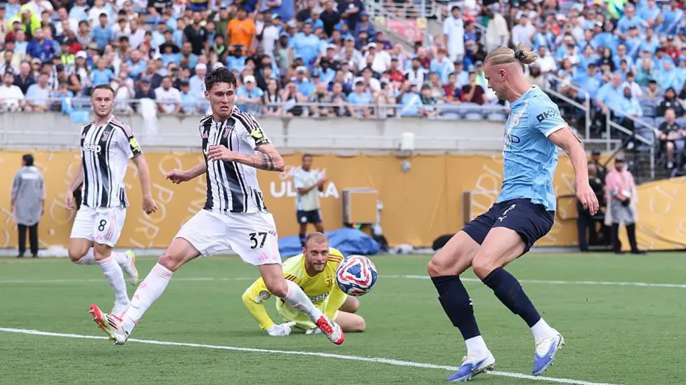 Haaland cán mốc 300 bàn nhanh hơn Ronaldo gần 200 trận - ảnh 1
