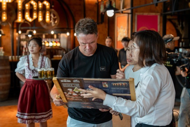Huyền thoại bóng đá Michael Owen bất ngờ check in Cầu Vàng - ảnh 6