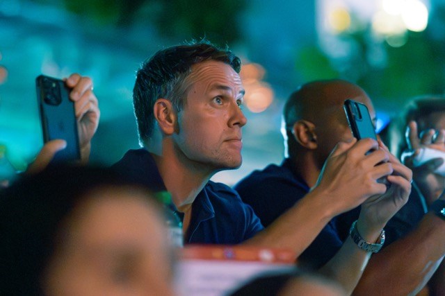 Huyền thoại bóng đá Michael Owen bất ngờ check in Cầu Vàng - ảnh 8
