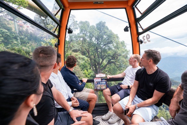 Huyền thoại bóng đá Michael Owen bất ngờ check in Cầu Vàng - ảnh 2