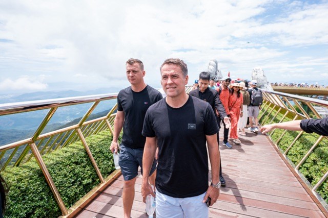 Huyền thoại bóng đá Michael Owen bất ngờ check in Cầu Vàng - ảnh 4