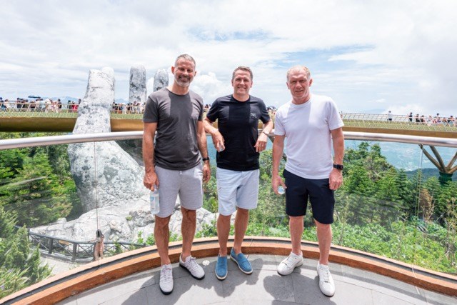 Huyền thoại bóng đá Michael Owen bất ngờ check in Cầu Vàng - ảnh 3