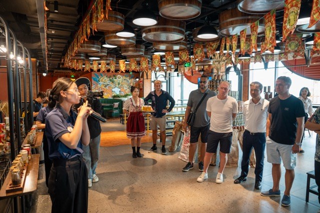 Huyền thoại bóng đá Michael Owen bất ngờ check in Cầu Vàng - ảnh 5