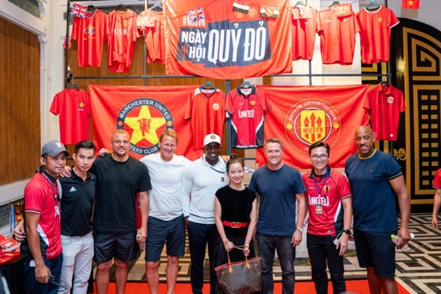 Huyền thoại bóng đá Michael Owen bất ngờ check in Cầu Vàng - ảnh 10