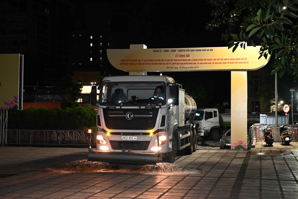URENCO tăng cường vệ sinh môi trường phục vụ Lễ công bố Nghị quyết của Ủy ban Thường vụ Quốc hội - ảnh 2