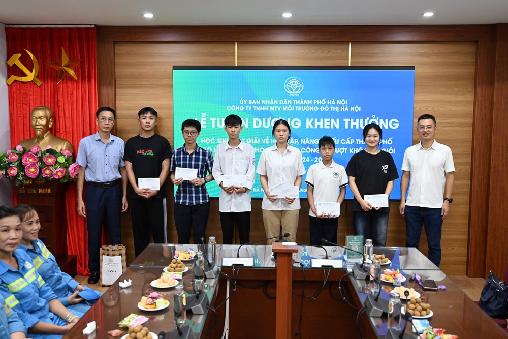 URENCO tuyên dương học sinh đạt giải và trao học bổng cho con em công nhân vượt khó học giỏi - ảnh 2