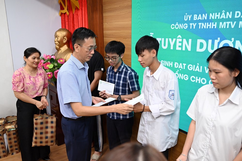 URENCO tuyên dương học sinh đạt giải và trao học bổng cho con em công nhân vượt khó học giỏi - ảnh 3