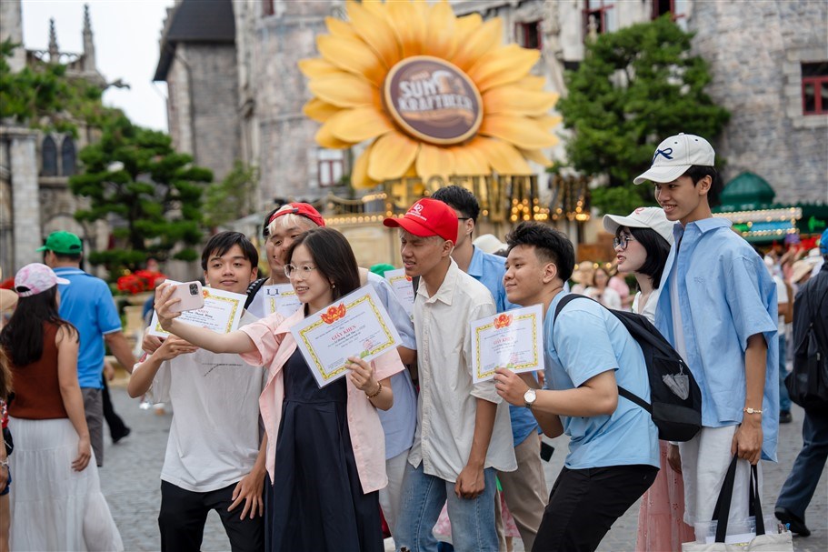 Gần 10 ngàn lượt học sinh giỏi đến Ba Na Hills vui chơi miễn phí - ảnh 3