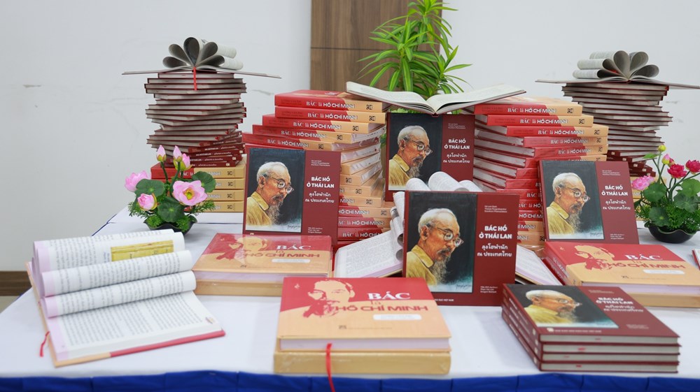 Nhà xuất bản Giáo dục Việt Nam ra mắt hai ấn phẩm đặc biệt về Chủ tịch Hồ Chí Minh - ảnh 1