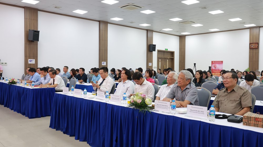 Nhà xuất bản Giáo dục Việt Nam ra mắt hai ấn phẩm đặc biệt về Chủ tịch Hồ Chí Minh - ảnh 2