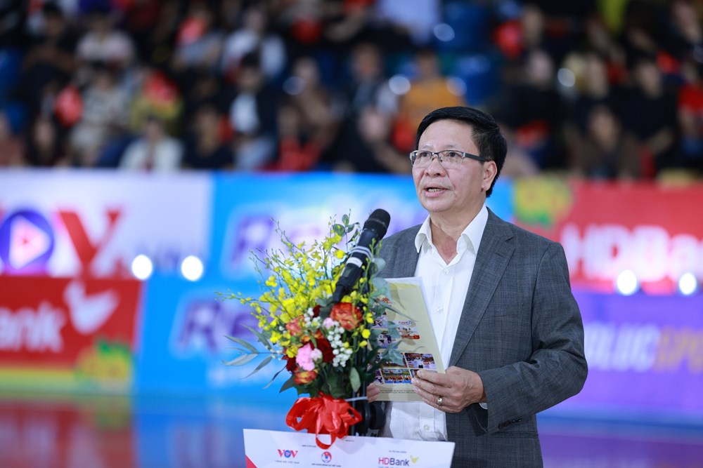 Ca sĩ Hoàng Bách tiếp lửa futsal bằng sáng tác mới - ảnh 1