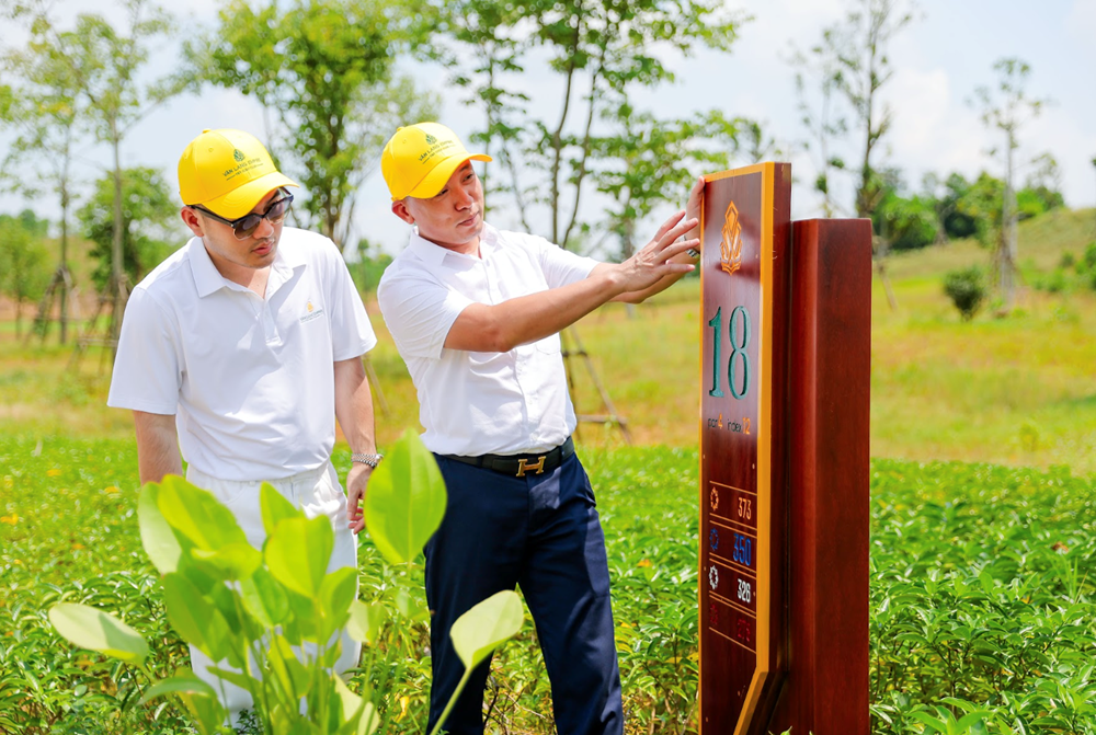 Cán bộ, nhân viên Văn Lang Empire T&T Golf Club sẽ được NTK Lê Thanh Hòa thiết kế đồng phục riêng - ảnh 2