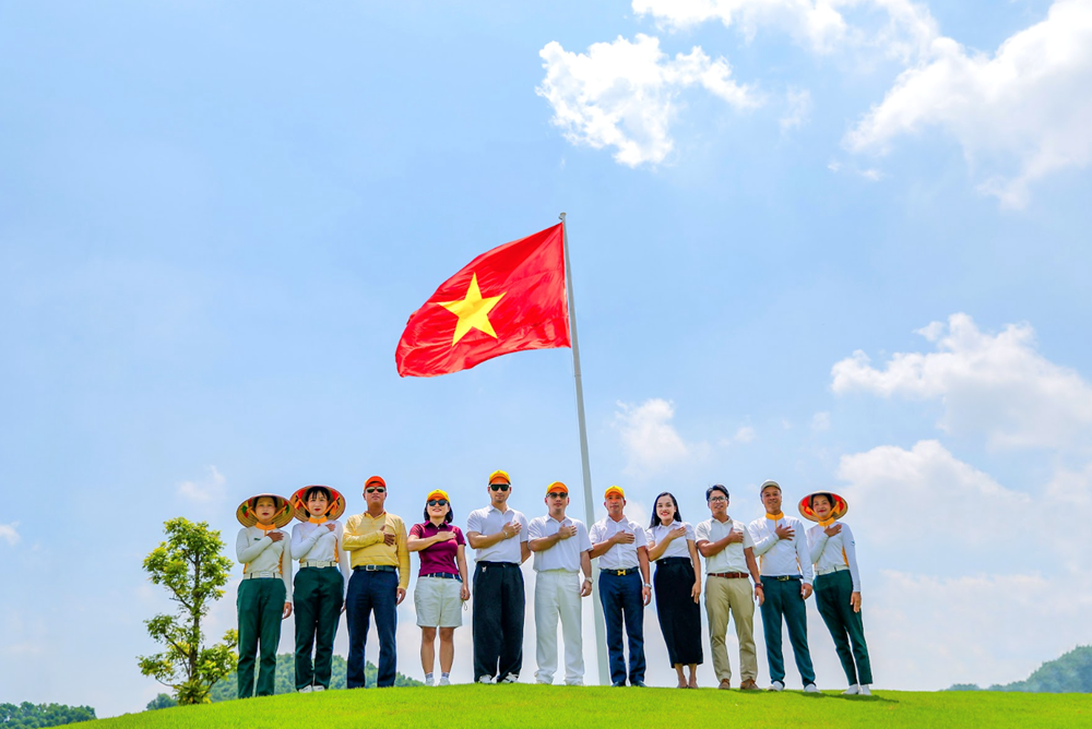 Cán bộ, nhân viên Văn Lang Empire T&T Golf Club sẽ được NTK Lê Thanh Hòa thiết kế đồng phục riêng - ảnh 3