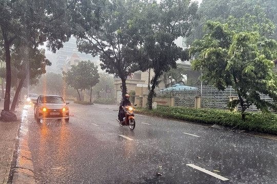 Dự báo thời tiết 15.8: Hà Nội có mưa dông về chiều, Bắc Trung Bộ hạ nhiệt - ảnh 1