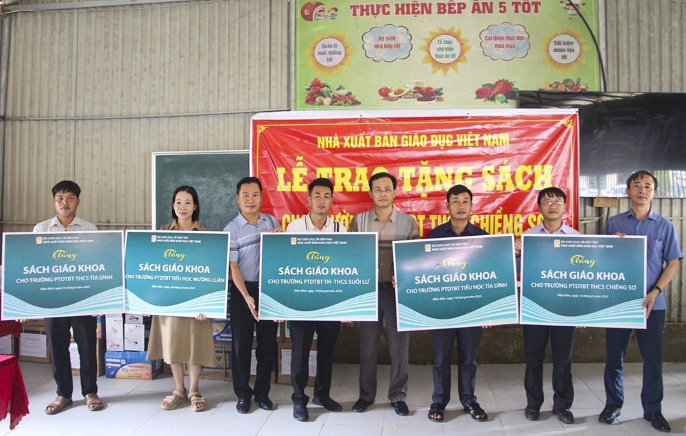 Hơn 1.200 bộ sách giáo khoa đến với học sinh vùng lũ Điện Biên - ảnh 2