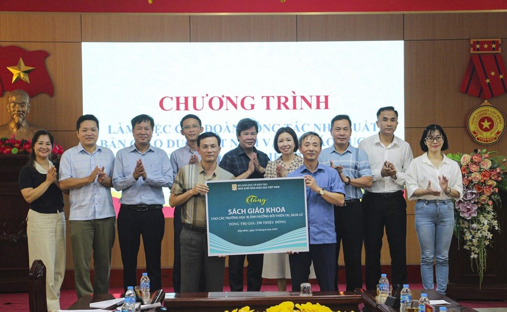 Hơn 1.200 bộ sách giáo khoa đến với học sinh vùng lũ Điện Biên - ảnh 1