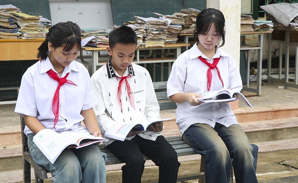 Hơn 1.200 bộ sách giáo khoa đến với học sinh vùng lũ Điện Biên - ảnh 6