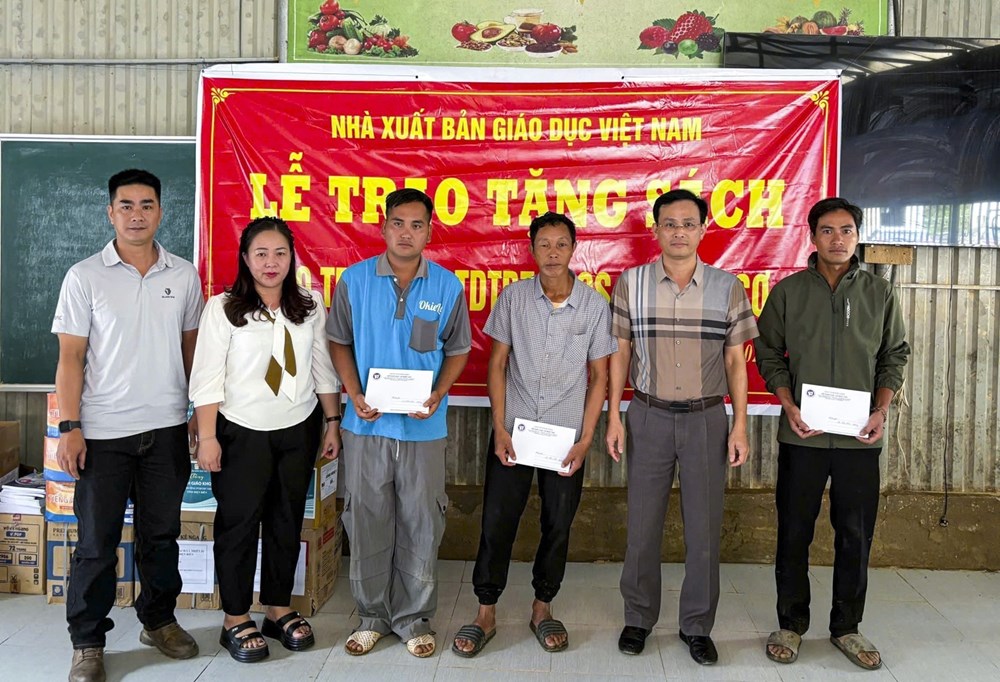 Hơn 1.200 bộ sách giáo khoa đến với học sinh vùng lũ Điện Biên - ảnh 4