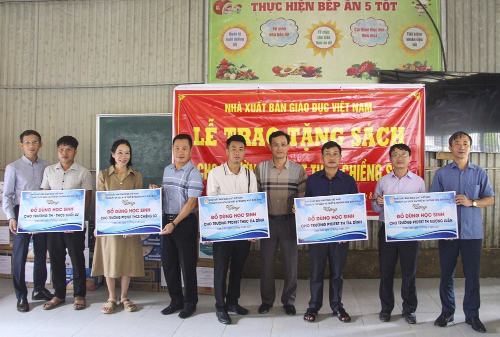 Hơn 1.200 bộ sách giáo khoa đến với học sinh vùng lũ Điện Biên - ảnh 3