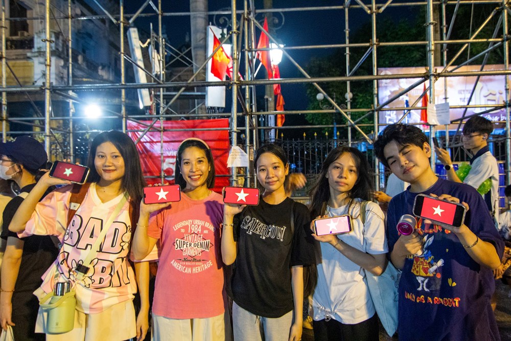 Hơn 1.000 người đội mưa xếp hàng từ nửa đêm chờ phát vé concert “Việt Nam trong tôi” - ảnh 1