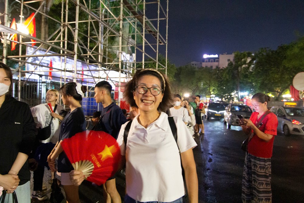 Hơn 1.000 người đội mưa xếp hàng từ nửa đêm chờ phát vé concert “Việt Nam trong tôi” - ảnh 3
