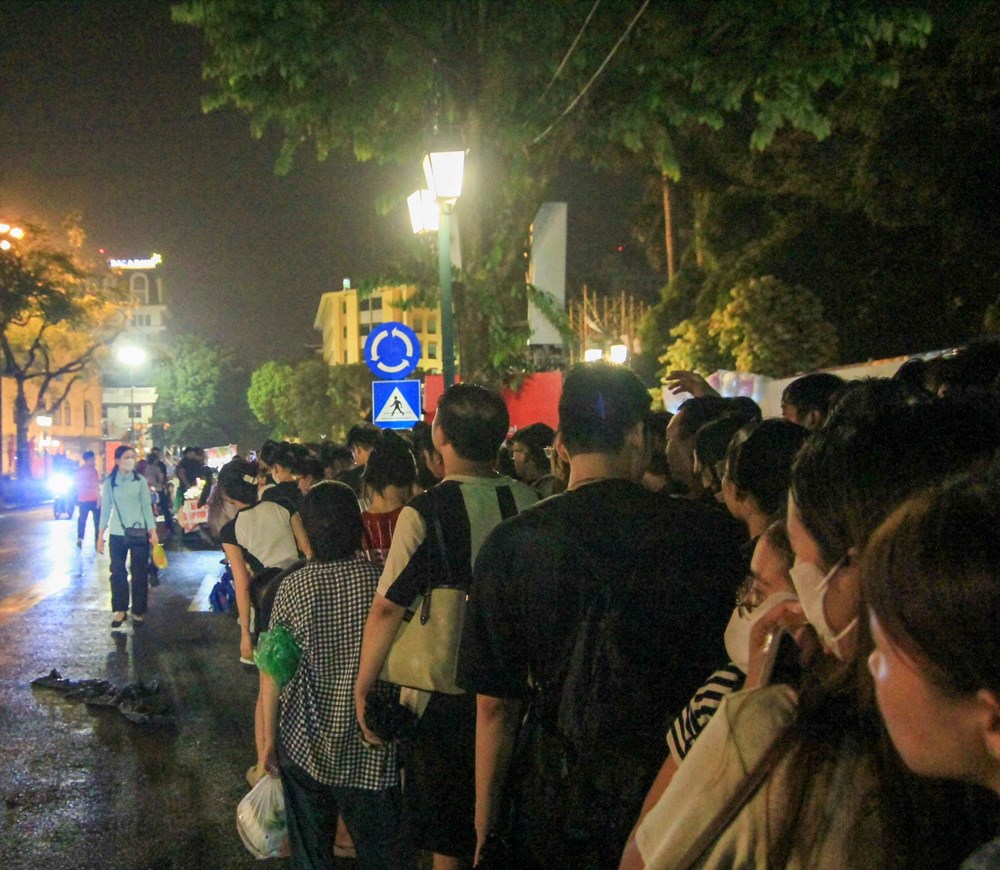 Hơn 1.000 người đội mưa xếp hàng từ nửa đêm chờ phát vé concert “Việt Nam trong tôi” - ảnh 5