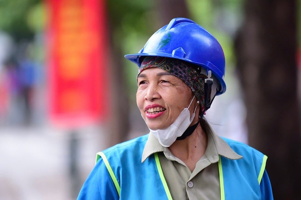 Công nhân vệ sinh môi trường âm thầm góp sức cho ngày hội lớn - ảnh 2