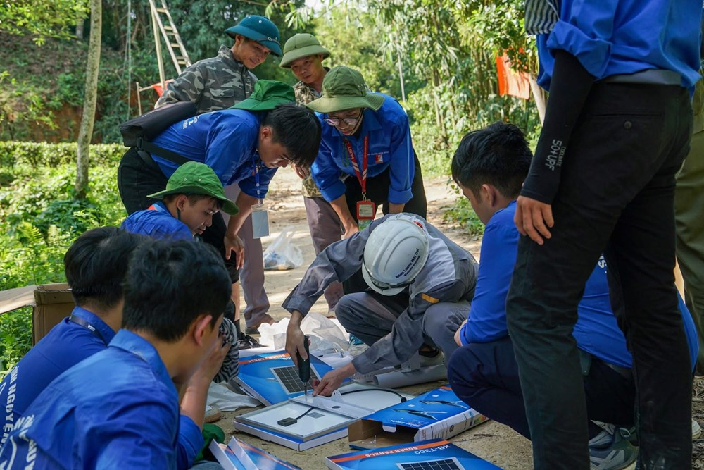“Ánh sáng xanh” thắp sáng từng bản làng, xóm biển mùa hè - ảnh 2