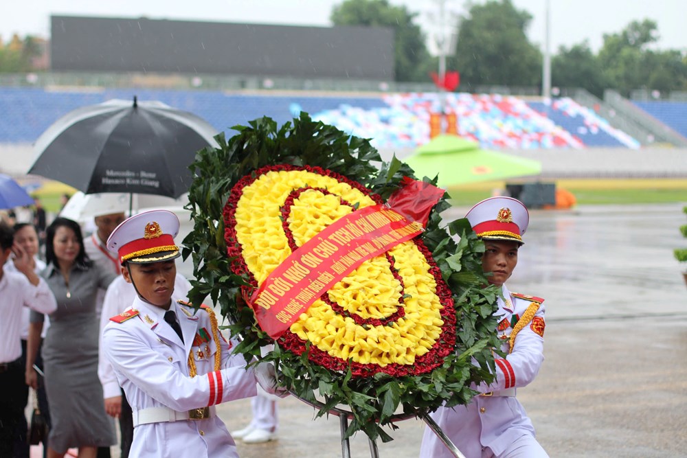 Đoàn nghệ sĩ, VĐV khối Văn hóa - Thể thao vào Lăng viếng Bác  thăm Khu Di tích Chủ tịch Hồ Chí Minh - ảnh 2