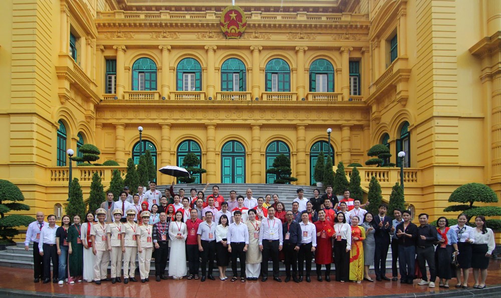 Đoàn nghệ sĩ, VĐV khối Văn hóa - Thể thao vào Lăng viếng Bác  thăm Khu Di tích Chủ tịch Hồ Chí Minh - ảnh 4