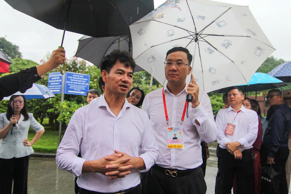 Đoàn nghệ sĩ, VĐV khối Văn hóa - Thể thao vào Lăng viếng Bác  thăm Khu Di tích Chủ tịch Hồ Chí Minh - ảnh 5