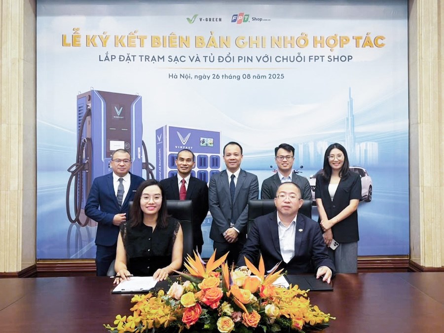 V-Green và FPT RETAIL hợp tác triển khai hàng nghìn điểm sạc ô tô điện và đổi pin xe máy điện - ảnh 1