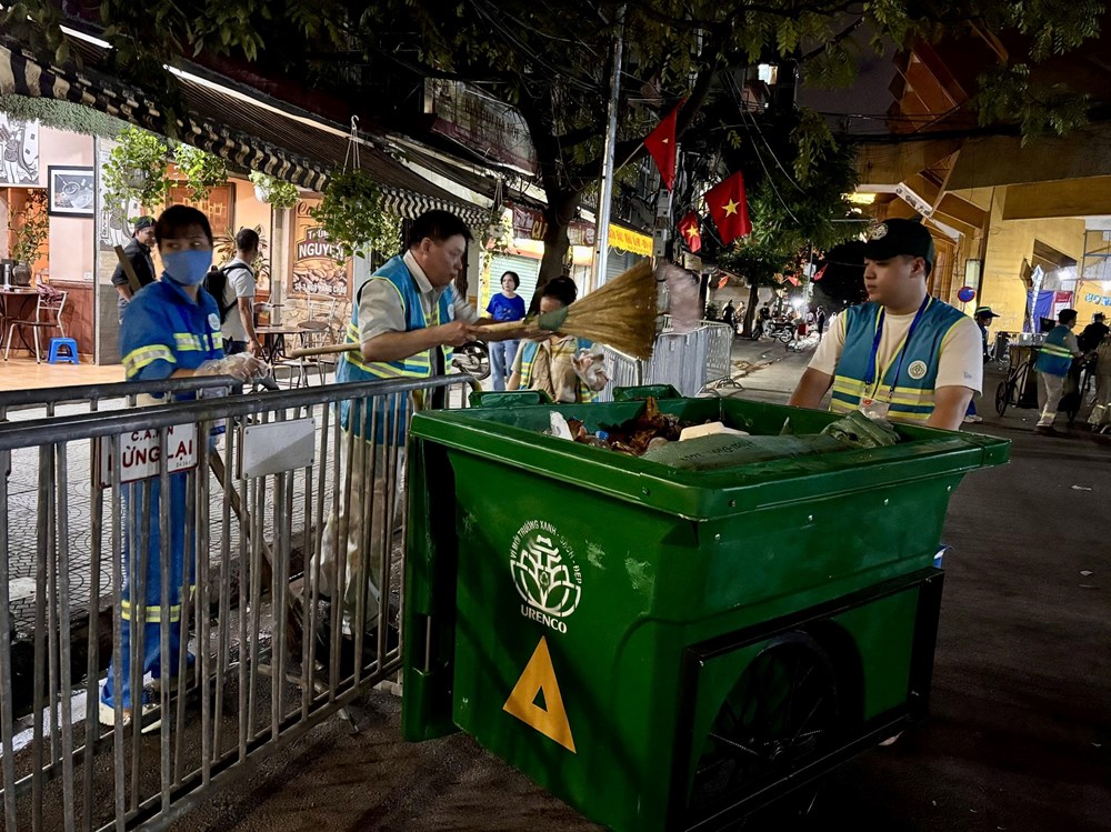 Những người “giữ phố sạch” thầm lặng sau buổi Sơ duyệt Lễ diễu binh, diễu hành kỷ niệm 80 năm Quốc khánh 2.9 - ảnh 9