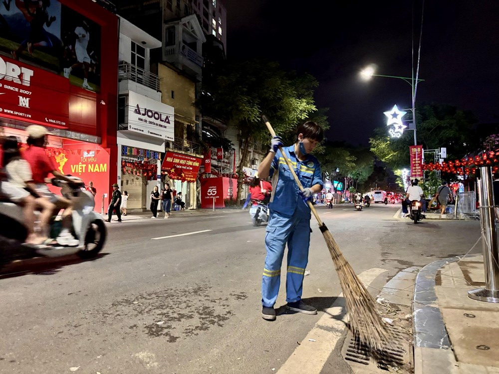 Những người “giữ phố sạch” thầm lặng sau buổi Sơ duyệt Lễ diễu binh, diễu hành kỷ niệm 80 năm Quốc khánh 2.9 - ảnh 5