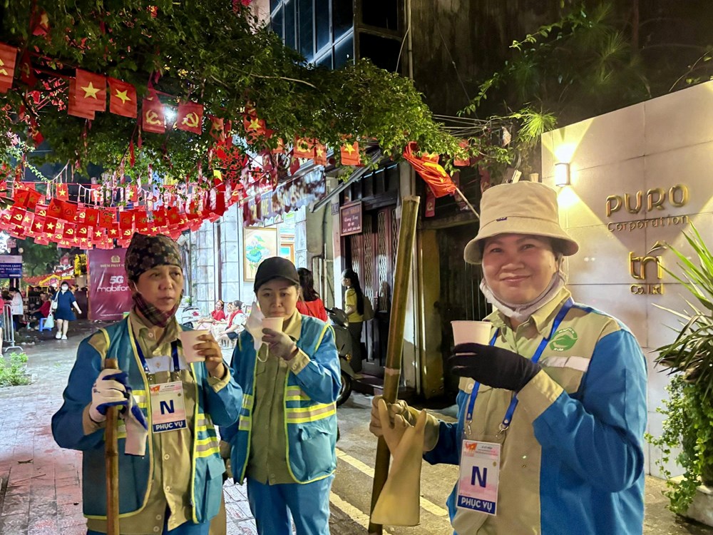 Những người “giữ phố sạch” thầm lặng sau buổi Sơ duyệt Lễ diễu binh, diễu hành kỷ niệm 80 năm Quốc khánh 2.9 - ảnh 6
