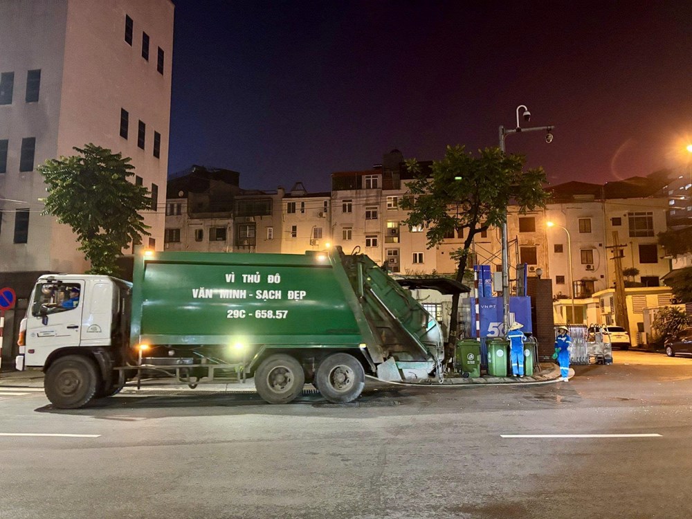 Những người “giữ phố sạch” thầm lặng sau buổi Sơ duyệt Lễ diễu binh, diễu hành kỷ niệm 80 năm Quốc khánh 2.9 - ảnh 8