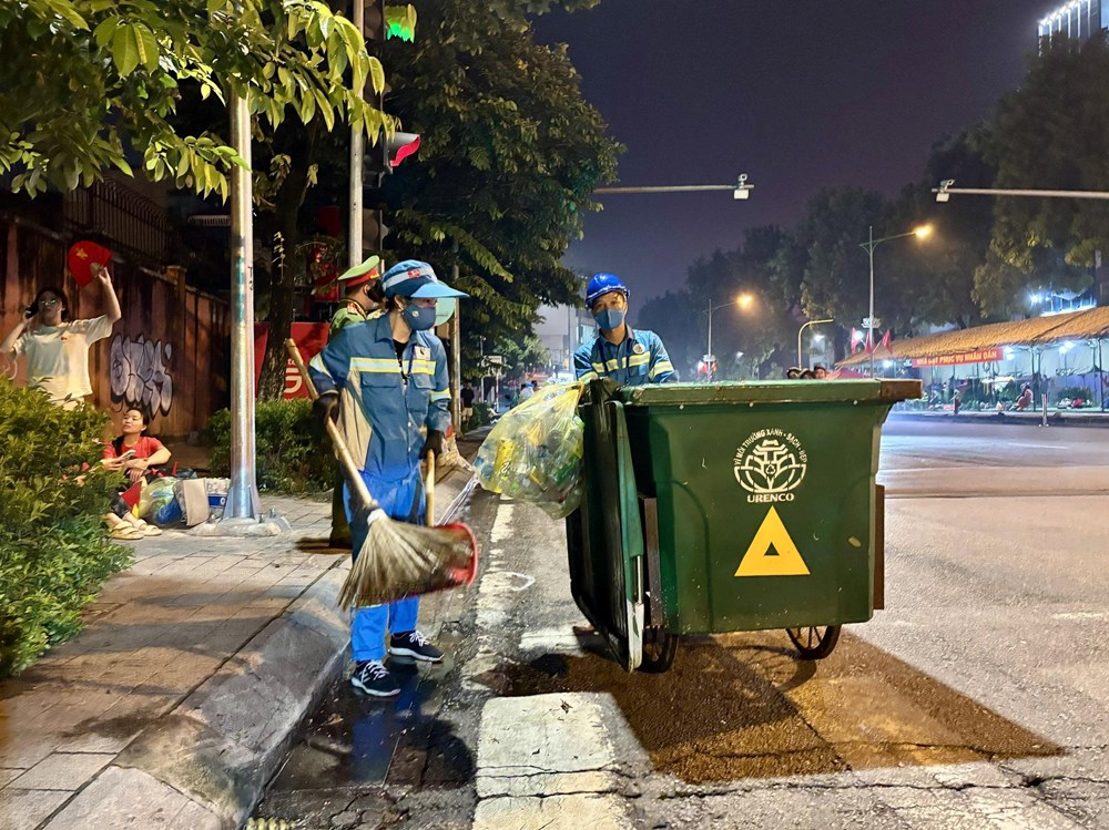 Những người “giữ phố sạch” thầm lặng sau buổi Sơ duyệt Lễ diễu binh, diễu hành kỷ niệm 80 năm Quốc khánh 2.9 - ảnh 1