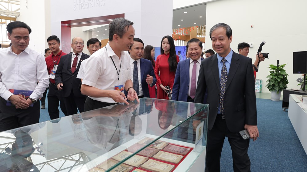 Nhà xuất bản Giáo dục Việt Nam tham gia Triển lãm Thành tựu đất nước - ảnh 2