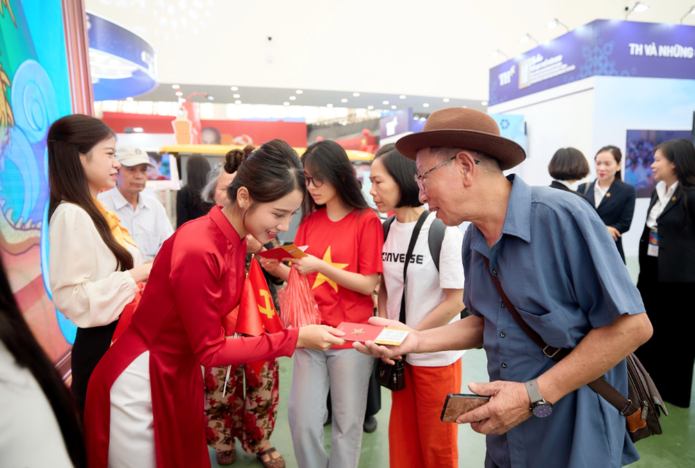 Du khách thích thú với gian hàng đặc biệt của Sun Group tại Triển lãm A80 - ảnh 3