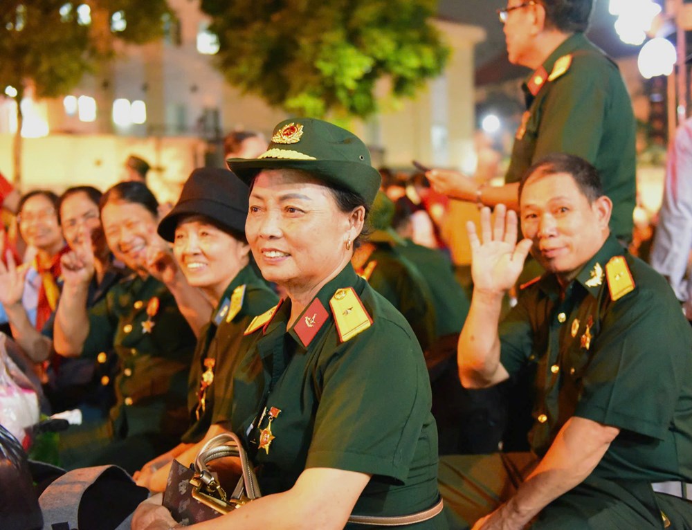 Những người góp phần cho đất nước yên vui, tự do có mặt từ đêm trước chờ Tổng duyệt - ảnh 1