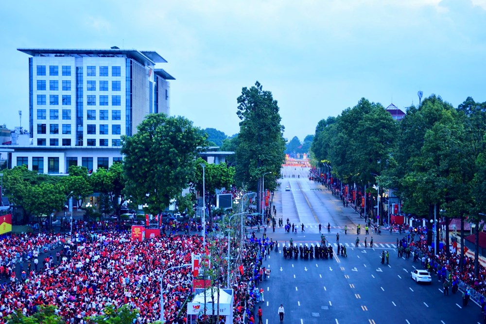Hà Nội sáng Tổng duyệt Lễ diễu binh, diễu hành: Trời mát dịu, hàng vạn người chào bình minh tại Ba Đình - ảnh 1