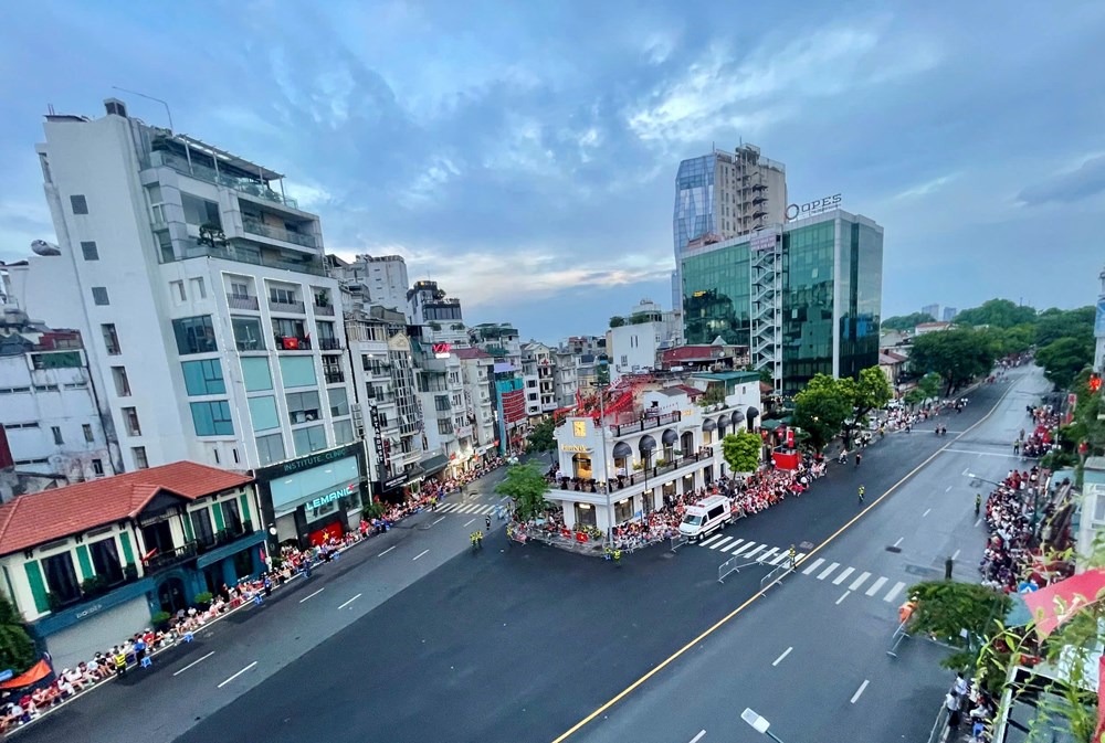 Hà Nội sáng Tổng duyệt Lễ diễu binh, diễu hành: Trời mát dịu, hàng vạn người chào bình minh tại Ba Đình - ảnh 2