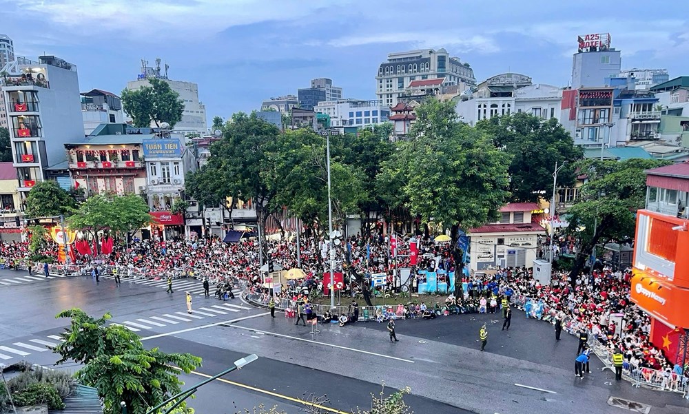 Hà Nội sáng Tổng duyệt Lễ diễu binh, diễu hành: Trời mát dịu, hàng vạn người chào bình minh tại Ba Đình - ảnh 3