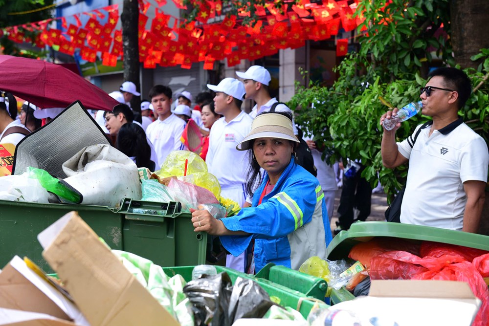 Những “chiến binh áo xanh” tất bật dọn dẹp sau Tổng duyệt Lễ diễu binh, diễu hành kỷ niệm 80 năm Quốc khánh - ảnh 1