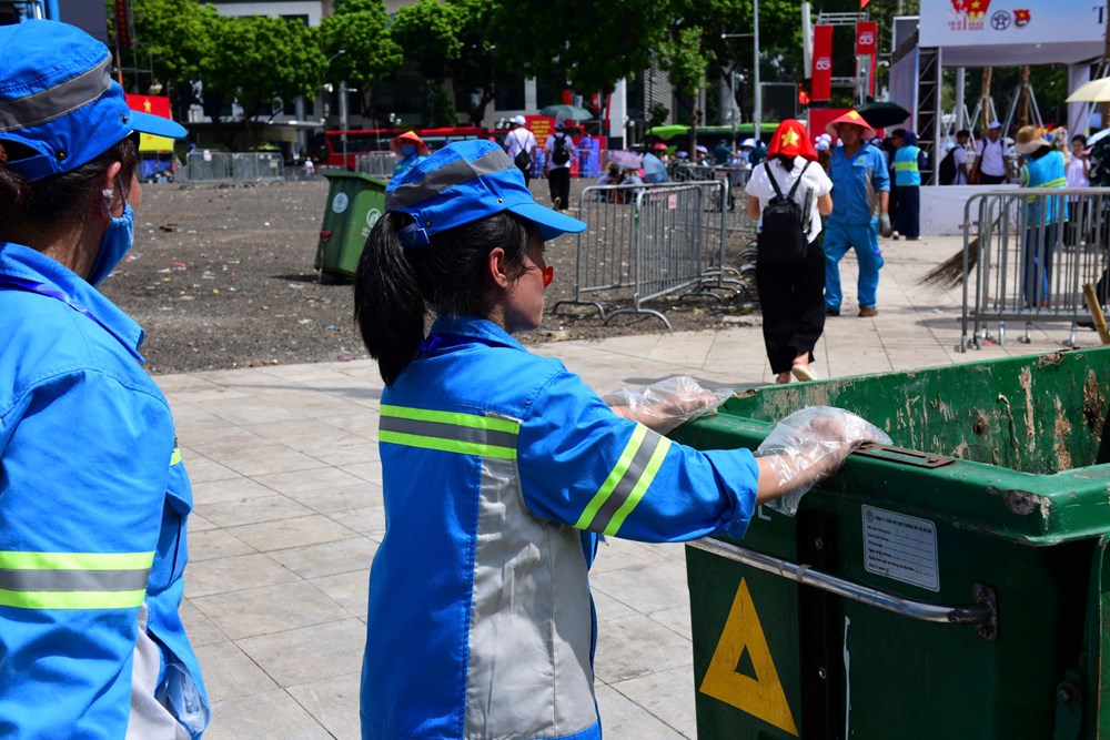 Những “chiến binh áo xanh” tất bật dọn dẹp sau Tổng duyệt Lễ diễu binh, diễu hành kỷ niệm 80 năm Quốc khánh - ảnh 2