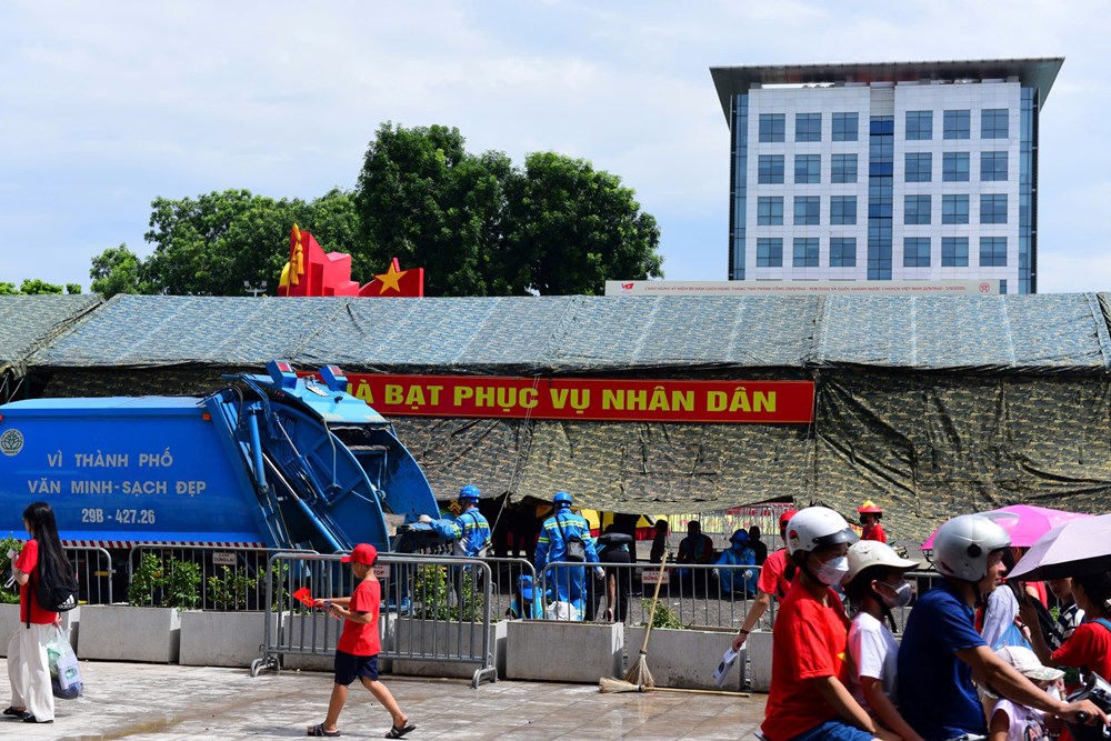 Những “chiến binh áo xanh” tất bật dọn dẹp sau Tổng duyệt Lễ diễu binh, diễu hành kỷ niệm 80 năm Quốc khánh - ảnh 14