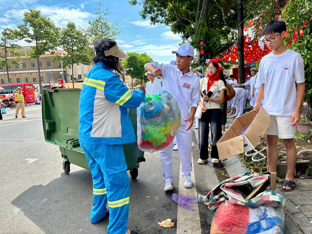 Hà Nội đồng loạt ra quân làm sạch môi trường, rực rỡ cờ hoa đón Tết Độc lập - ảnh 1