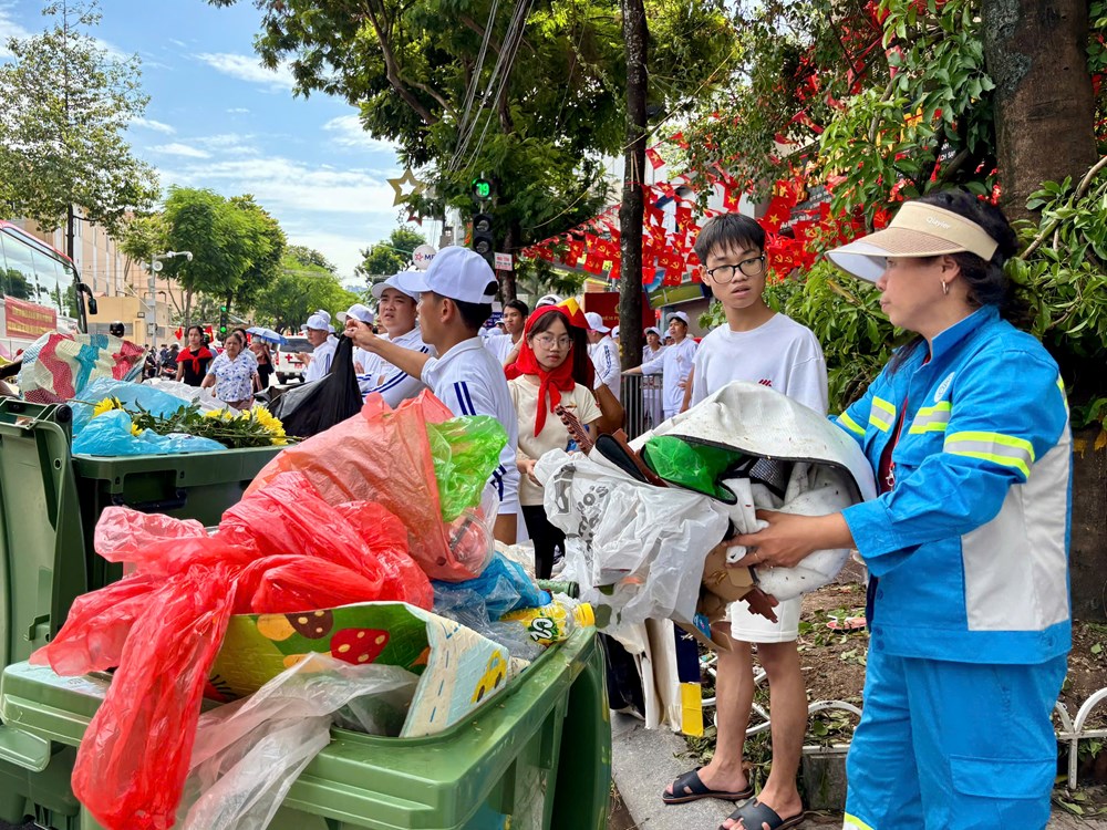 Những “chiến binh áo xanh” tất bật dọn dẹp sau Tổng duyệt Lễ diễu binh, diễu hành kỷ niệm 80 năm Quốc khánh - ảnh 6